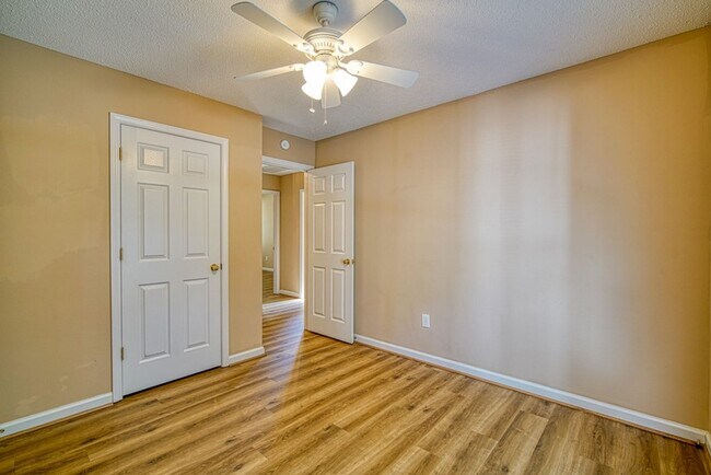 Building Photo - Spacious 4 BR, 2 BA Home On Quiet Cul de Sac, Private Fenced Backyard, Community Pool