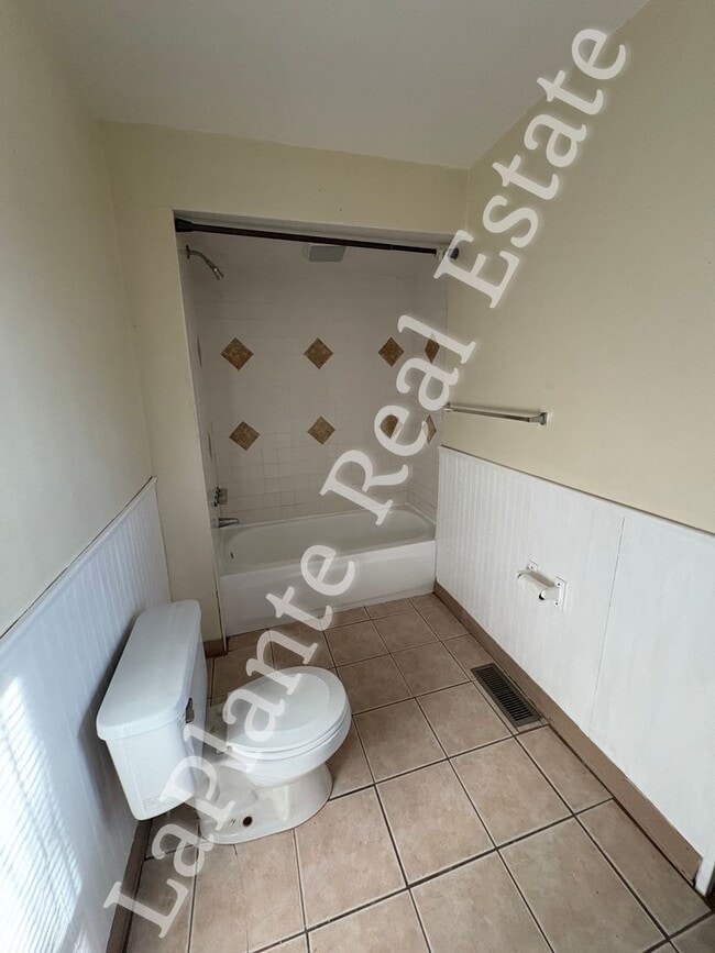 Building Photo - Spacious 4-Bed Home with Fresh Updates in ...