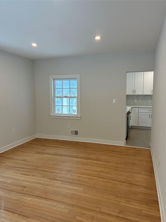 Building Photo - 204 E Shore Rd