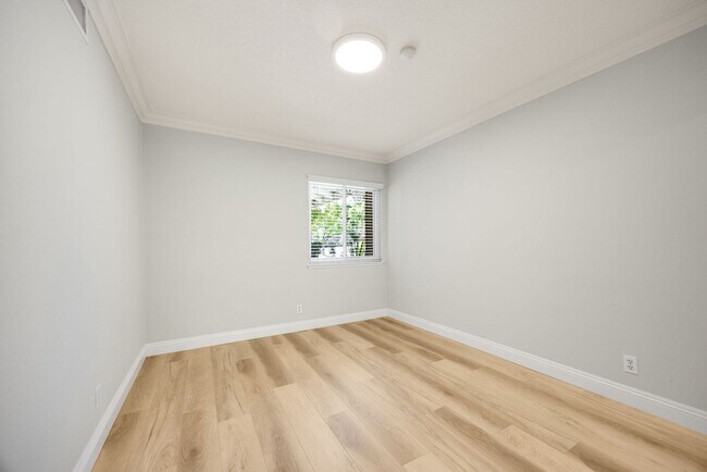 Building Photo - Beautifully upgraded 4-bedroom, 3.5-bathro...