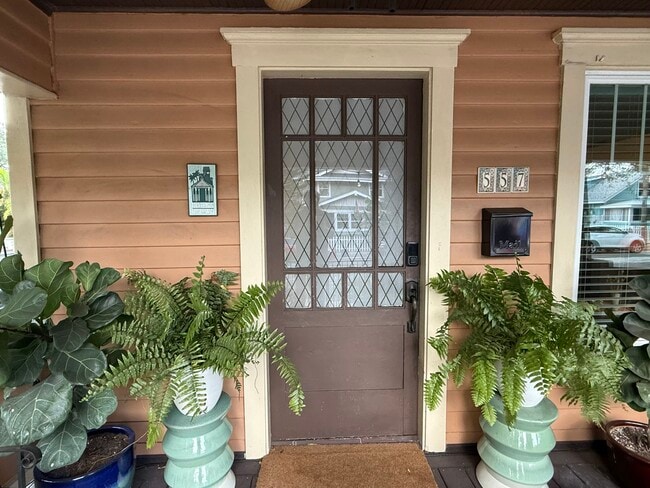 Building Photo - 557 7th Ave N