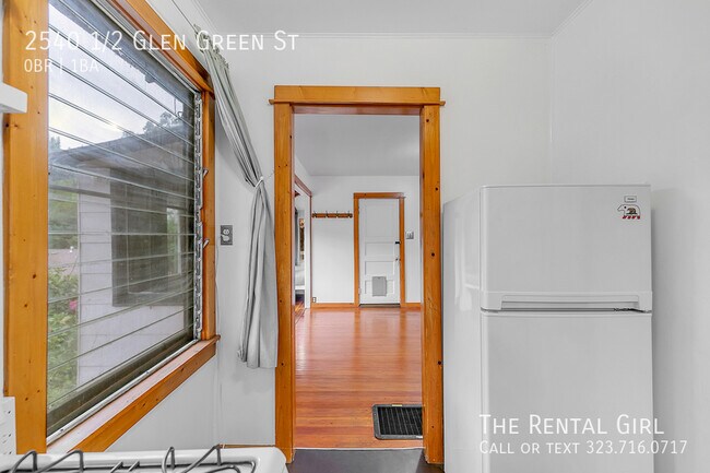 Building Photo - 2540 1/2 Glen Green St-