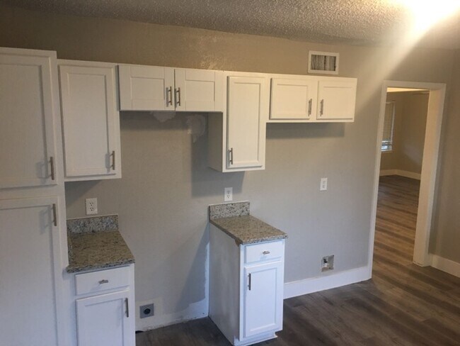 Building Photo - 3160 Chatsworth Dr