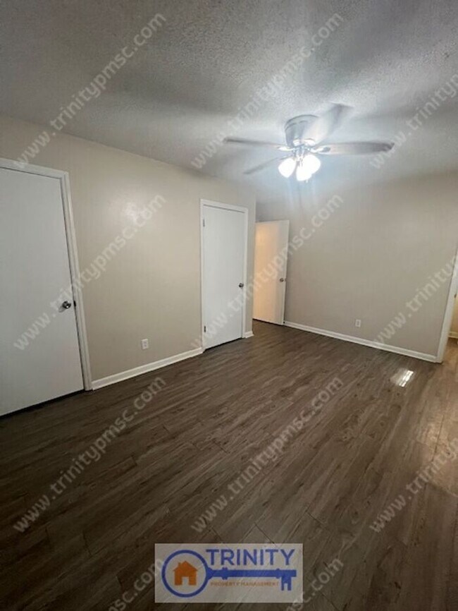 Building Photo - CUTE 3 BED BRICK HOUSE!