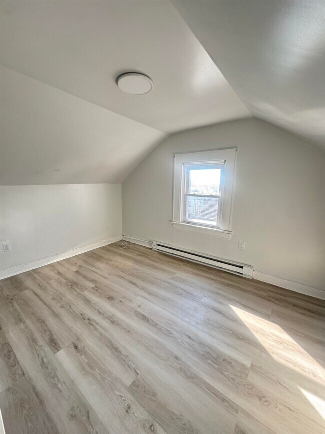 Building Photo - 323 Devon St