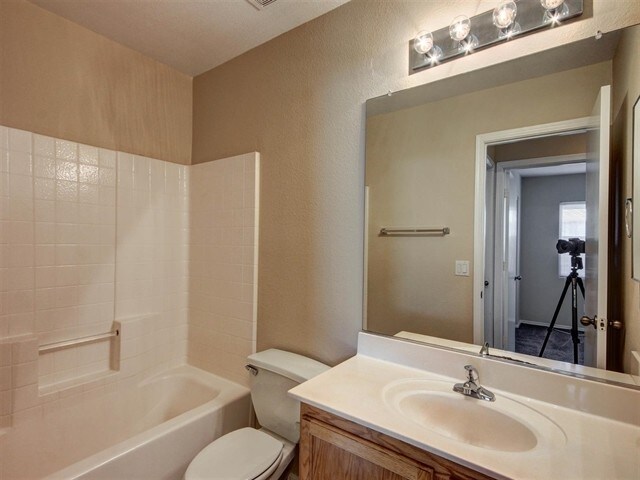 Building Photo - 6323 W Winslow Ave