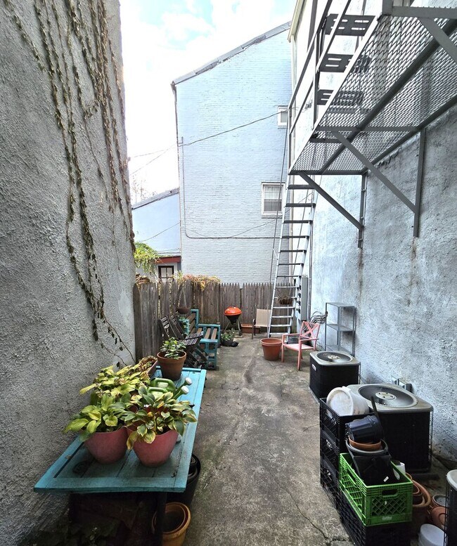 Building Photo - 401 S Eden St