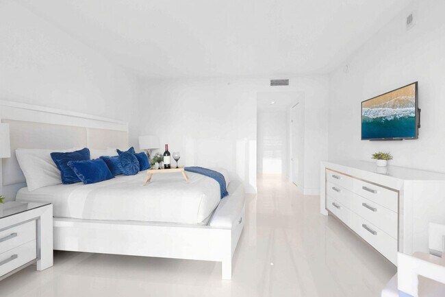 Building Photo - 2602 E Hallandale Beach Blvd