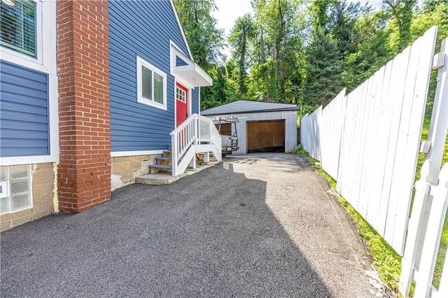 Building Photo - 414 Hochberg Rd