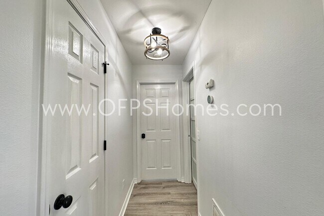 Building Photo - 2426 Houston Cir