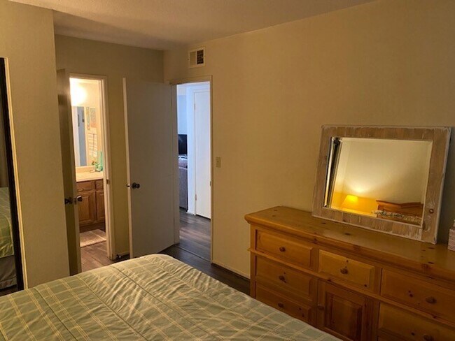 Building Photo - 2Br Waterfront  WINTER Vacation Rental Condo, Complex on the WATERFRONT Gated complex Utilities i...