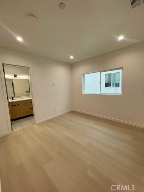 Building Photo - 613 W 41st Pl