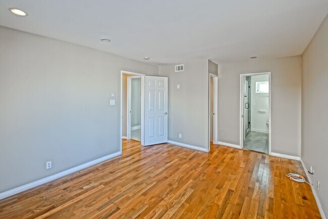 Building Photo - 4021 Crest Dr