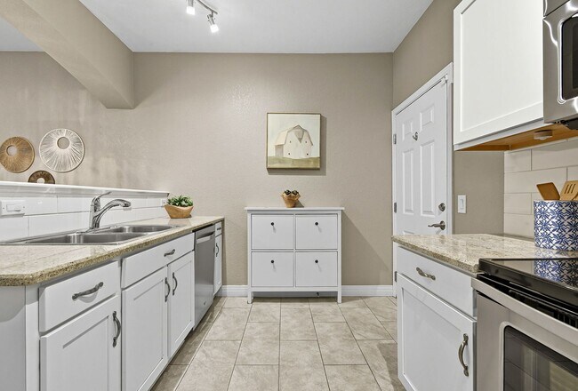 Building Photo - Charming & Updated Unit in Prime Denver Location