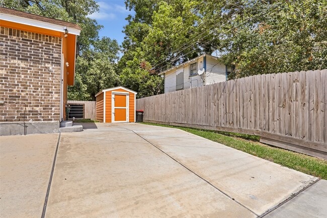 Building Photo - 520 E Defee Ave