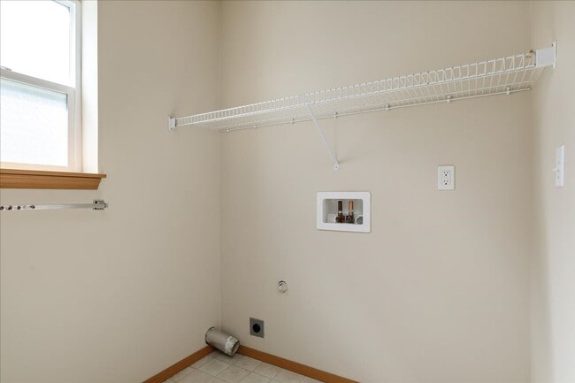 Building Photo - Beautiful Spacious 4 Bedroom 2.75 Bathroom...