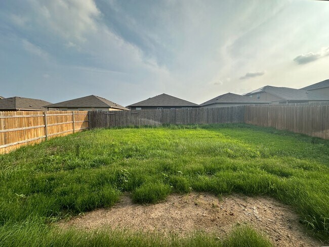 Building Photo - Classic Three Bedroom Two Bath Home in a Great Neighborhood