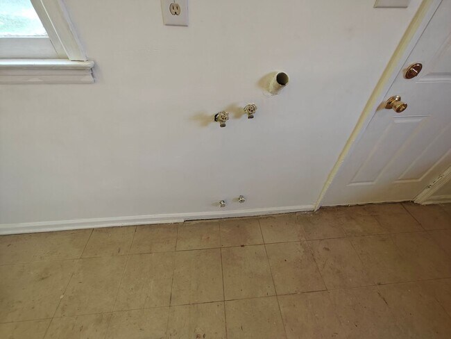 Building Photo - 2 bedroom home
