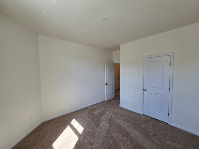 Building Photo - Spacious 3BR, 2.5BA Townhome with Loft & H...