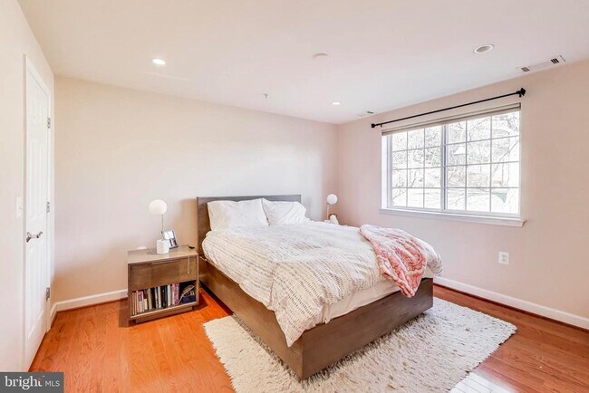 Building Photo - 4139 S Four Mile Run Dr