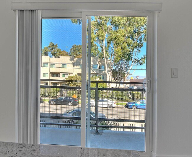 Building Photo - Luxury 2 & 4 Bed Townhomes in NoHo!