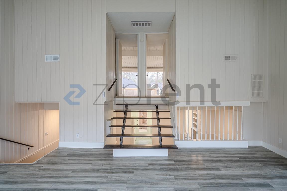 Building Photo - 19 Lakeway St