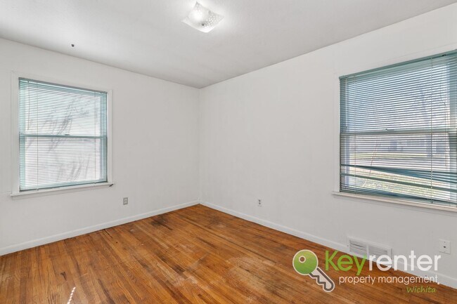 Building Photo - Cute 3 bedroom house near shopping, restaurants, and easy highway access!