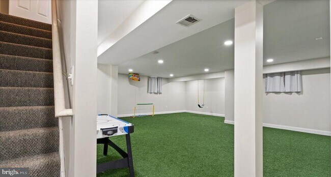 Building Photo - 9750 Granary Pl