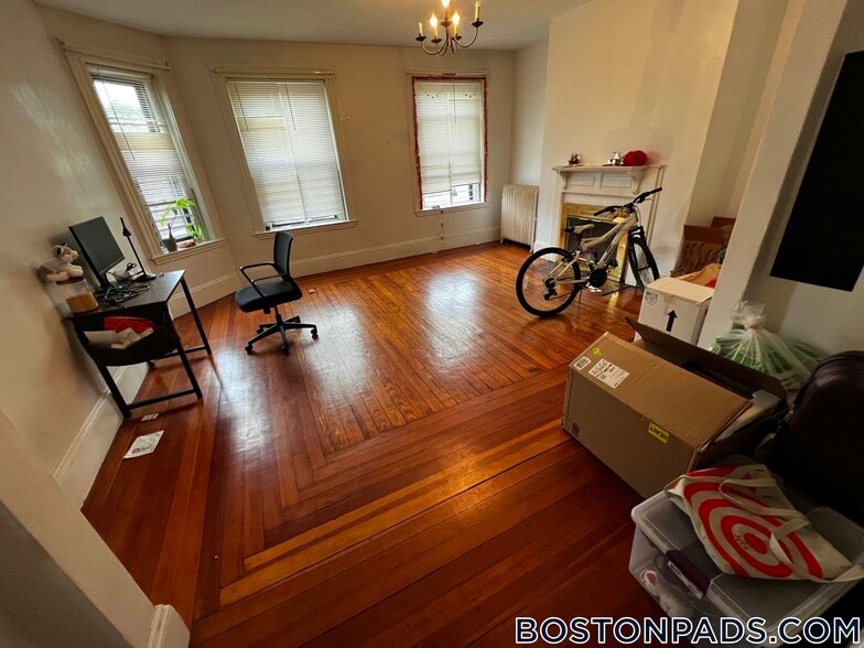 Building Photo - 4 Centre St