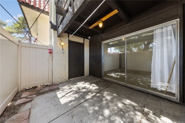 Building Photo - 1390 E Vegas Valley Dr