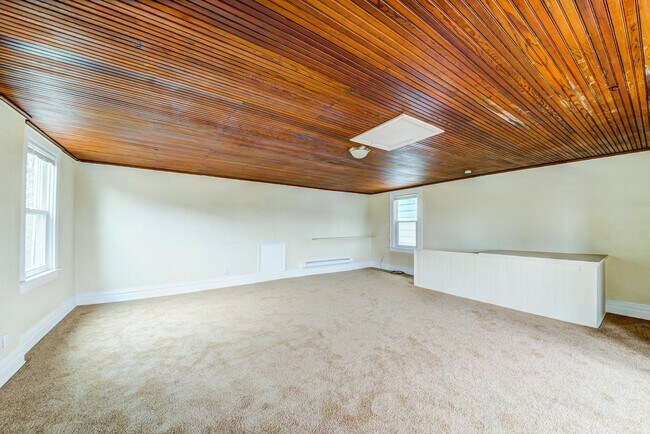 Building Photo - 433 Winton St