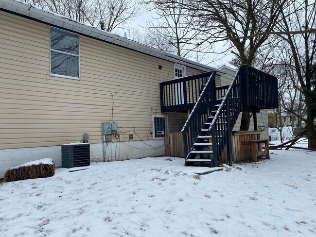 Building Photo - 5970 Almina Dr