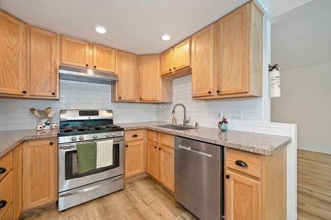 Building Photo - Beautifully Renovated Unit