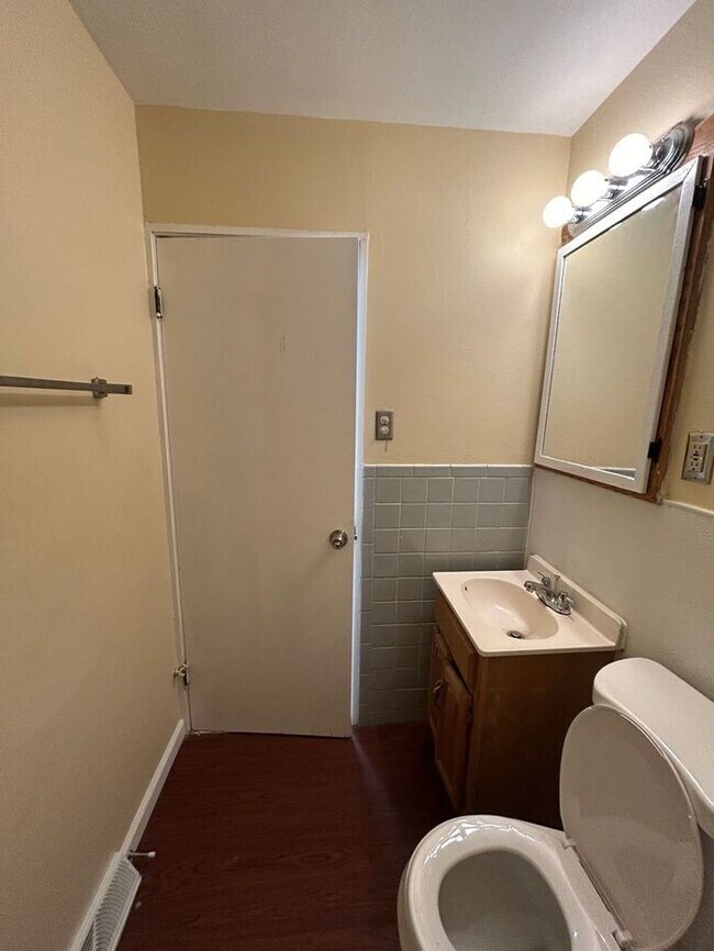 Building Photo - Charming 3-Bedroom Home with Fenced Backya...
