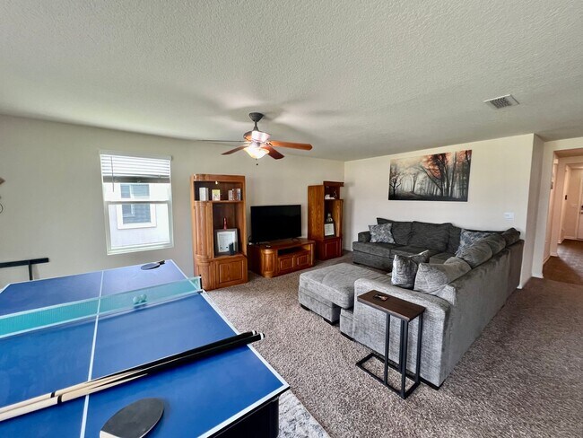 Building Photo - Available 11/1/24 Three bedroom two bath h...