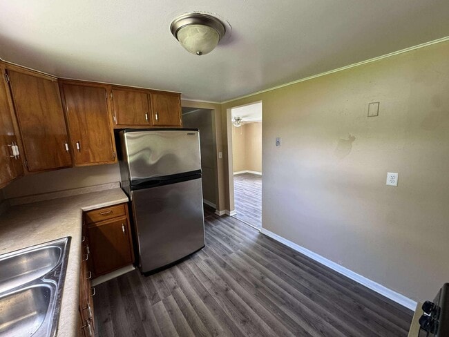 Building Photo - Check out this 2-Bedroom Beautiful House!