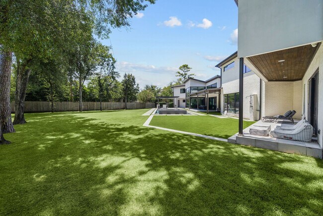 Building Photo - 12427 Pebblebrook Dr