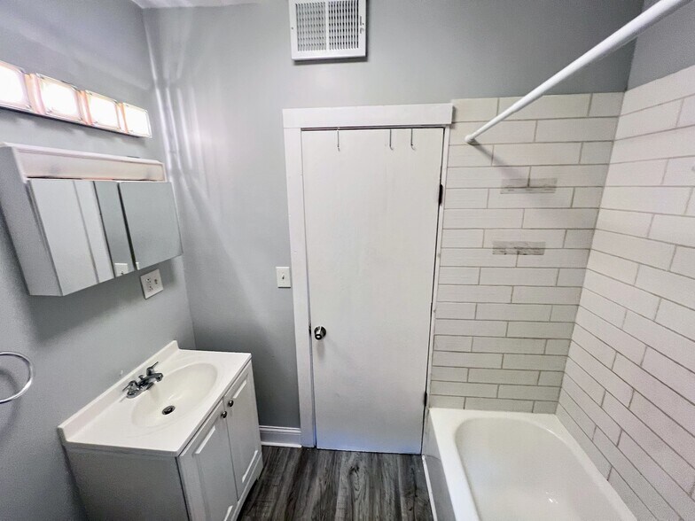 Building Photo - 2817 N Clybourn Ave