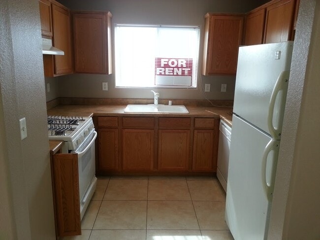 Building Photo - Beautiful 2 Story 2 Bedroom Home!
