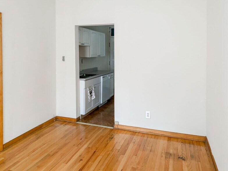 Building Photo - 4811 N Wolcott Ave