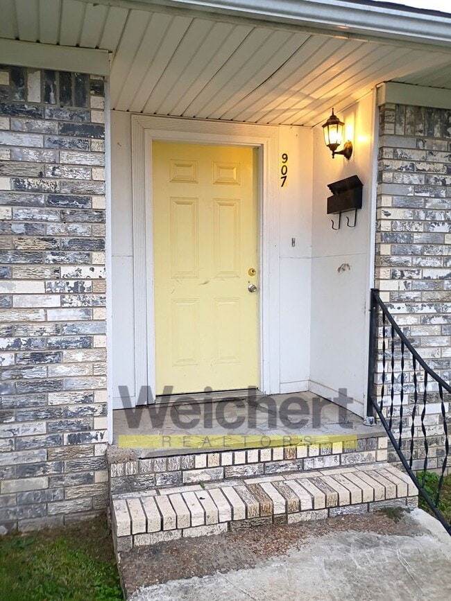 Building Photo - Convenient 3BR/1.5BA Duplex Near Schools a...