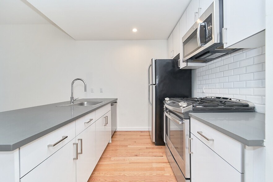 Building Photo - Spacious One Bedroom with Two Balconies