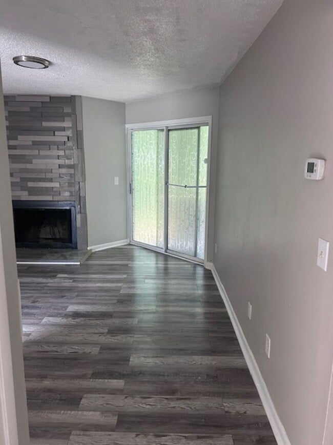 Building Photo - Newly Renovated Two Bedroom Condo Available! Move In Ready!