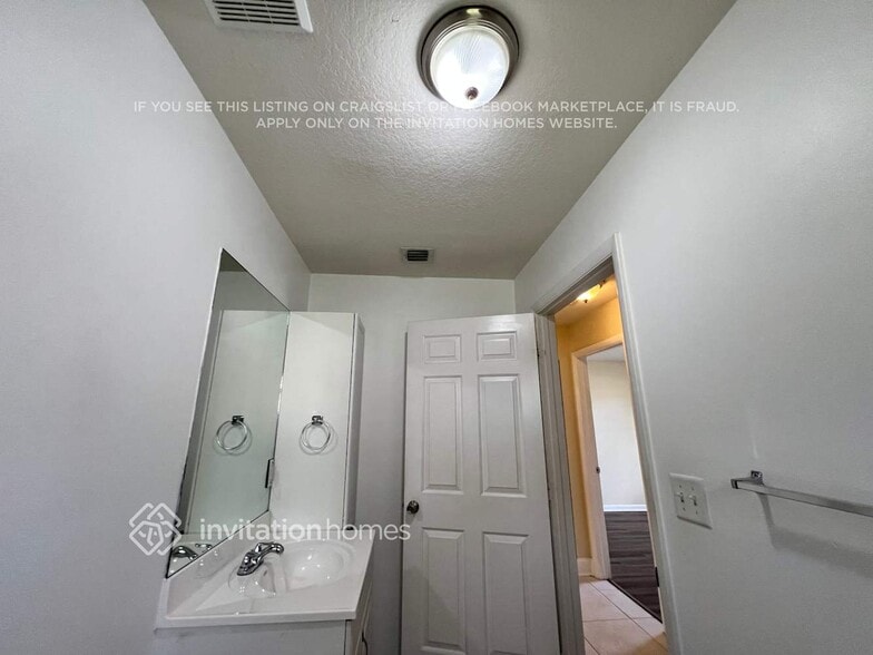 Building Photo - 1318 SW Bartell Ave