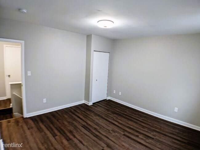 Building Photo - 2 br, 1 bath Townhome - 5329 Brown Way