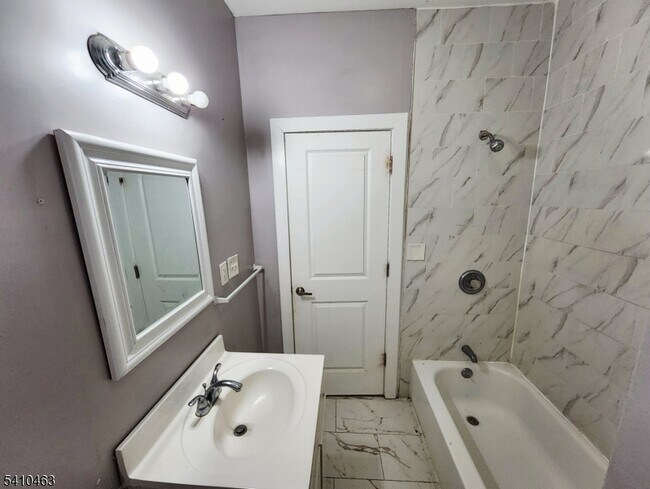 Building Photo - 146 Hollywood Ave