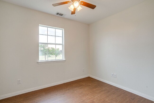 Building Photo - Updated Duplex in Weatherford with large y...