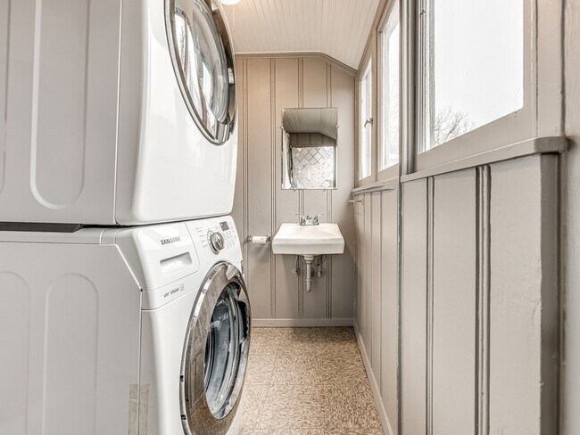 Building Photo - Charming 2bed/1.5 bath minutes from Plaza in Aurora Neighborhood - Appliances, Garage + Storm She...