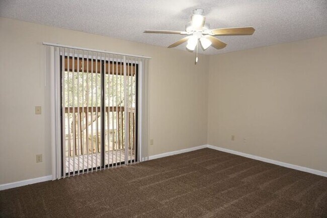Building Photo - 2 Bedroom 2.5 Bath Townhome located in Arl...