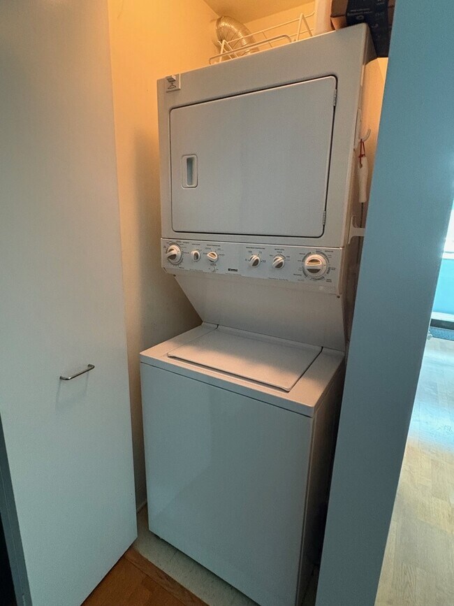 Building Photo - 650 W Wayman St